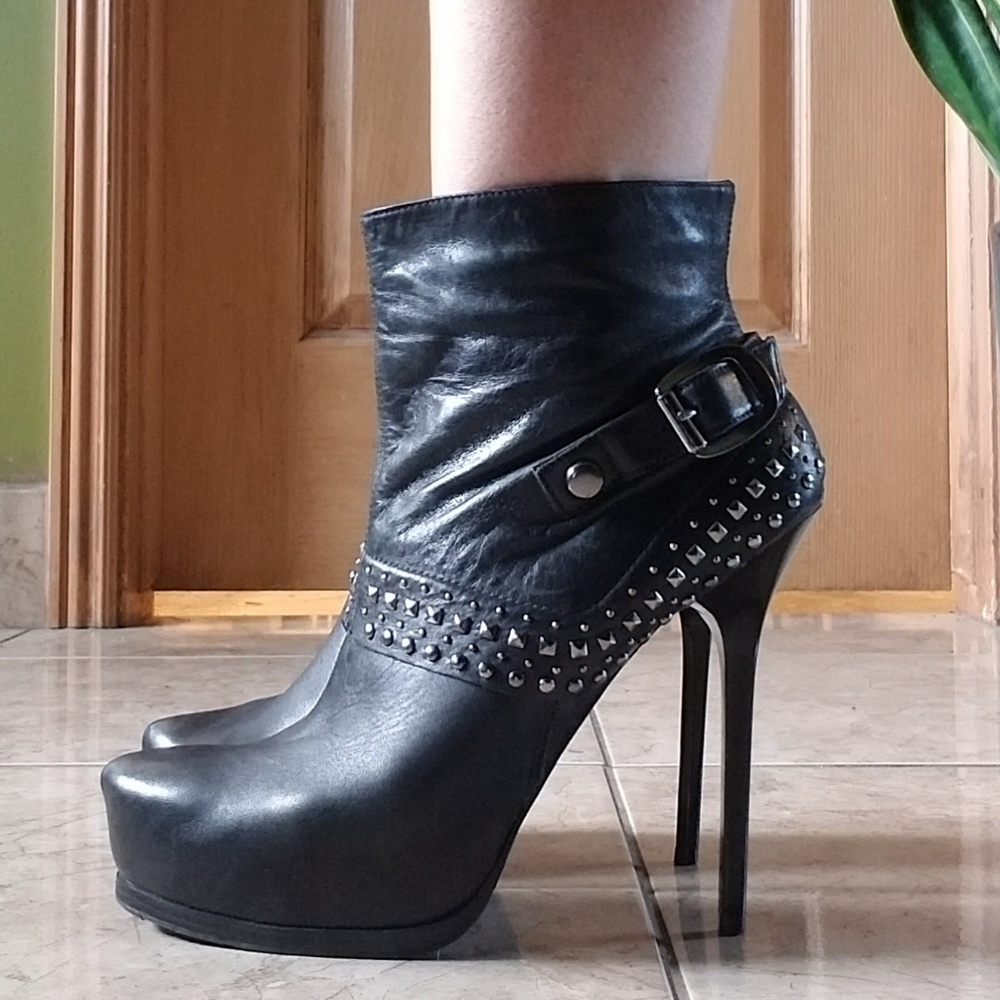 Via Uno High Heel Leather Ankle Bootie 10